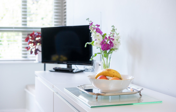 TV And Drawers In Bedroom At Carnarvon House