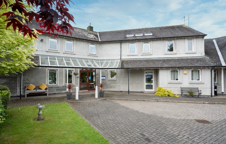 Entrance And Driveway Of Bradbury House