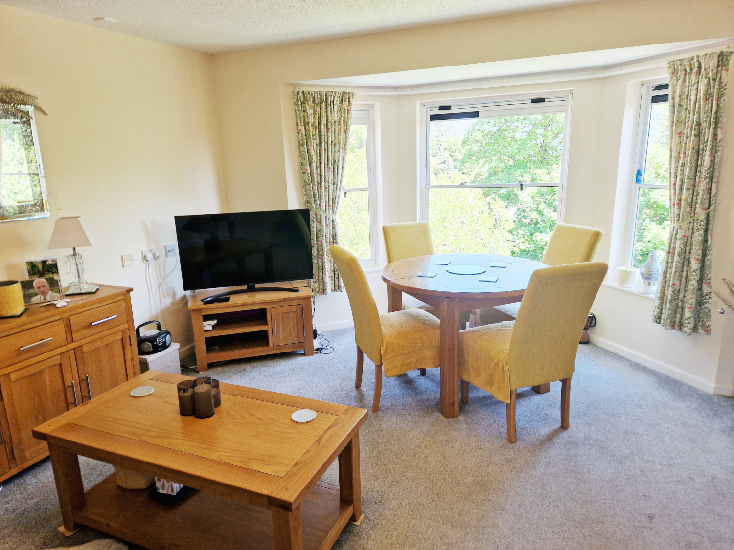 Cosy Communal Dining Area And Lounge Where Residents Can Enjoy Meal Times Together At Ivy House