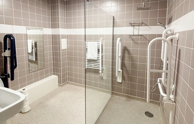 Modern And Spacious Ensuite In Girton Green's Guest Suite