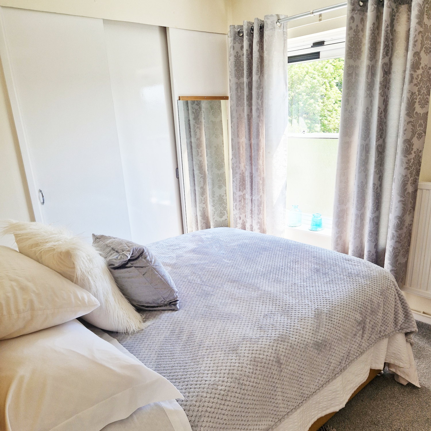 Bright, Beautiful Resident Bedroom At Ivy House