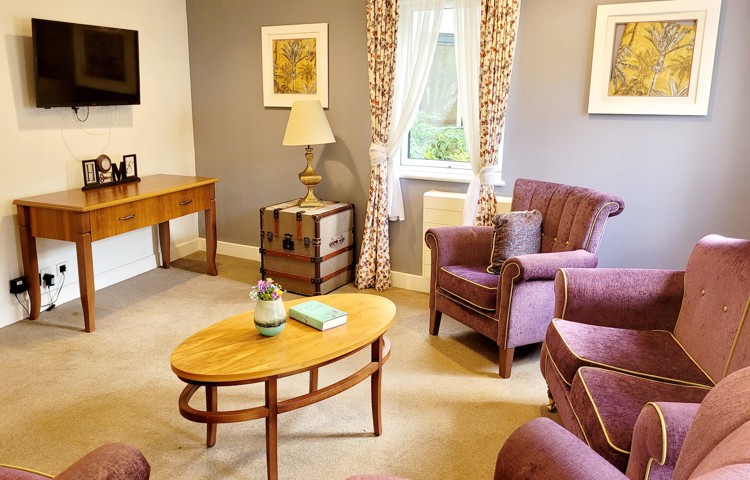 Comfortable Lounge Winnersh, RG41 5WN