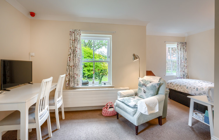 single-en-suite-bedroom-at-loveday-house.jpg