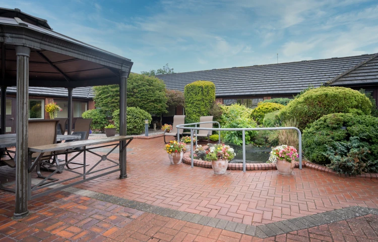 Garden patio and pergola at Halcyon House