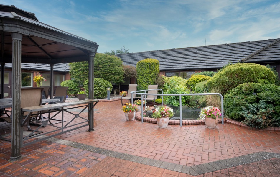 Garden patio and pergola at Halcyon House