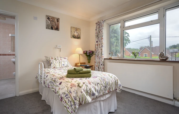 En suite bedroom with single bed at Pratt House