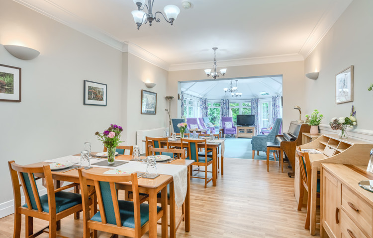 communal-dining-room-with-lounge-in-background-at-middleton-house.jpg