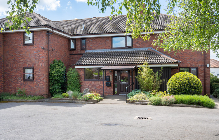 entrance-and-driveway-at Abbeyfield House, Lincoln LN1 3HJ